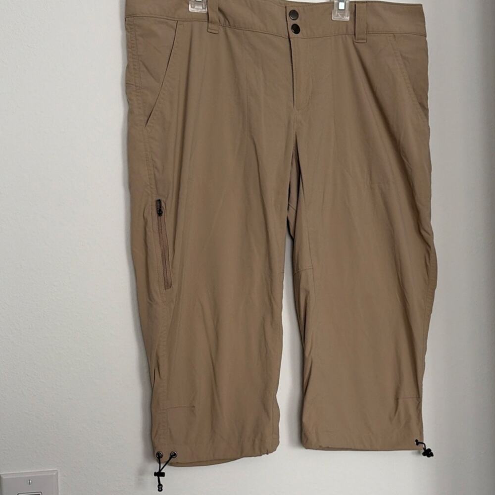 Columbia Women's 14 Bermuda Shorts Beige Button Accent Zip Pockets Flat Front